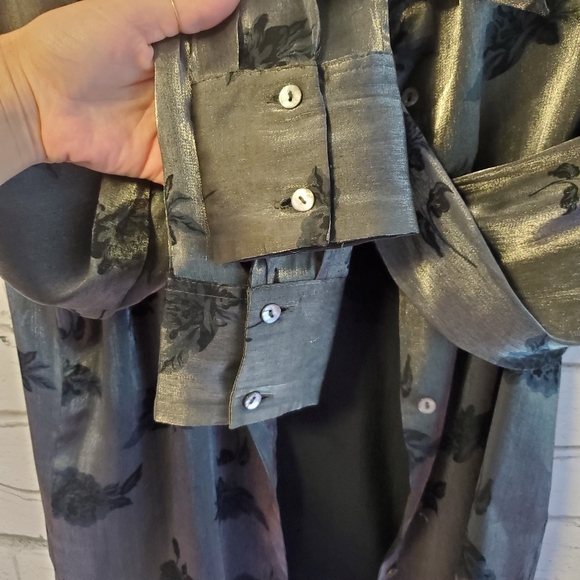 SOLD Kathy Ireland Gray Jaquard Floral Button-Down Size Small - Picture 9 of 9